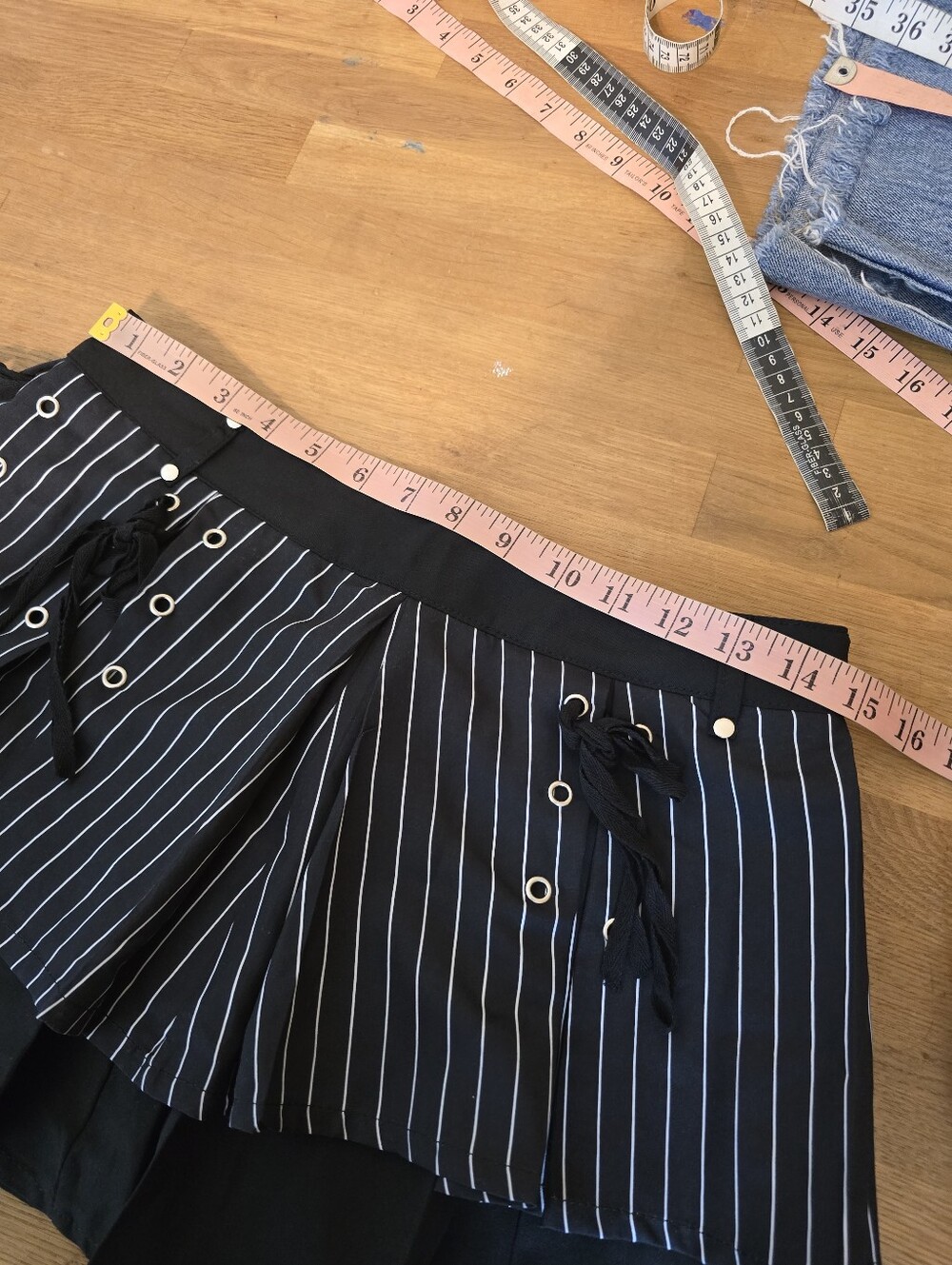 Black Pinstripe Layered Skort Lace-Up Grommet Detail Size L - Picture 11 of 11